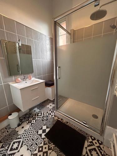 une salle de bain avec douche et lavabo dans l'établissement L apparté, à Beauvais