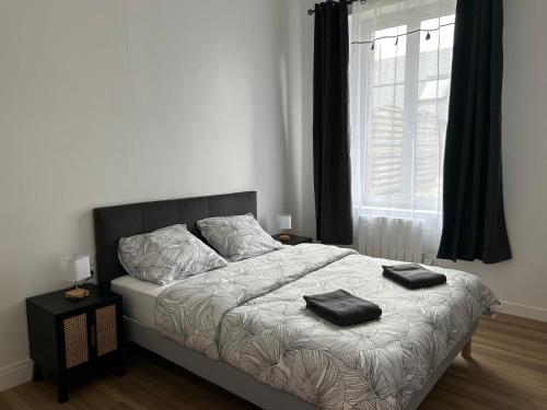 une chambre avec un lit avec deux serviettes dessus dans l'établissement L apparté, à Beauvais
