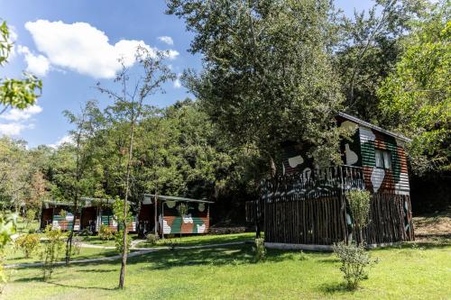 an old house with a fence in a yard at Kazerma e Cerenit in Surrel