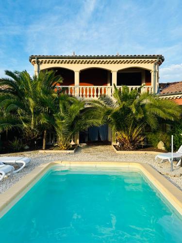 une villa avec piscine devant une maison dans l'établissement Belle Etoile Ardèche, à Villeuneuve-de-Berg