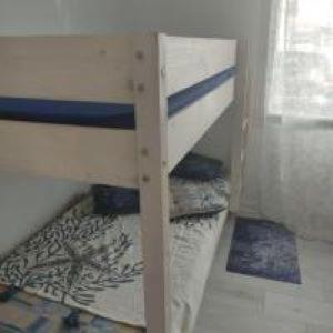 Ce lit superposé se trouve dans un dortoir orné de peintures. dans l'établissement les hirondelles, à Notre-Dame-de-Monts