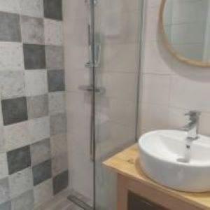 une salle de bain avec un lavabo et une douche en verre dans l'établissement les hirondelles, à Notre-Dame-de-Monts