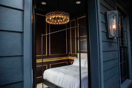a room with a bed and a chandelier at Blackbird Hotel in New Orleans