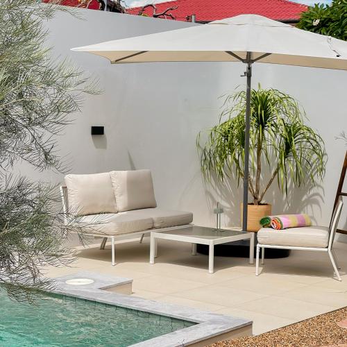 Bazén v ubytování Breath Private Pool Villa Kohlarn nebo v jeho okolí