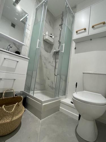 une salle de bain avec douche et toilettes dans l'établissement Studio Cosy à Fontenay le Fleury, à Fontenay-le-Fleury