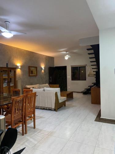 Μια τηλεόραση ή/και κέντρο ψυχαγωγίας στο Casa em Condomínio com Piscina Privativa