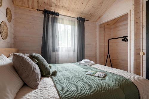 Una cama o camas en una habitación de Forrest Guest House