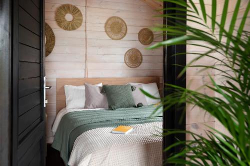 Una cama o camas en una habitación de Forrest Guest House