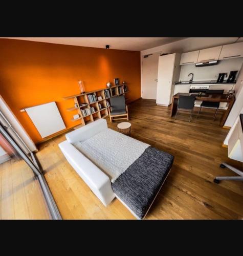 a living room with a white couch and a kitchen at Zimmer - Modernes Apartment mit 45 qm. in Straubing