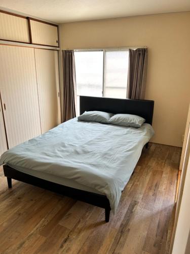 Two bed rooms with three large beds close to Shinsaibashi,