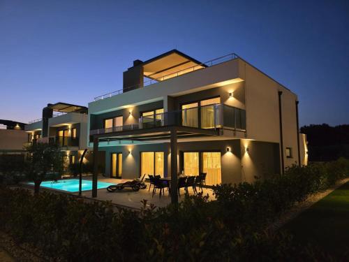 Villa Centinera mit Pool in Meernähe