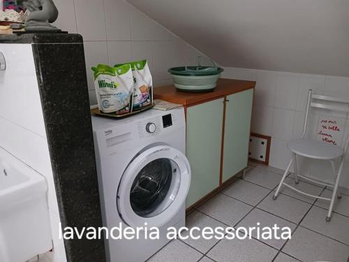 - une buanderie avec un lave-linge et un comptoir dans l'établissement Original - 10 minuti da Matera, à Altamura