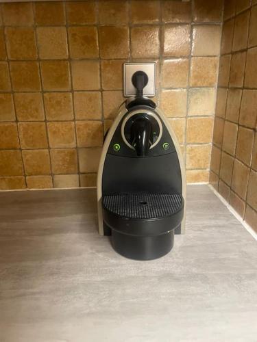 - un distributeur de boissons dans l'angle de la salle de bains dans l'établissement Tour Eiffel vue seine avec terrasse, à Paris