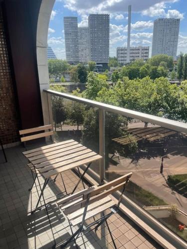 d'un balcon avec bancs et vue sur la ville. dans l'établissement Tour Eiffel vue seine avec terrasse, à Paris