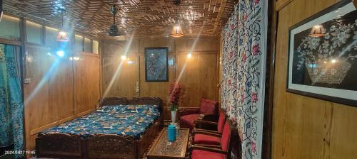 Postel nebo postele na pokoji v ubytování Houseboat Karima palace