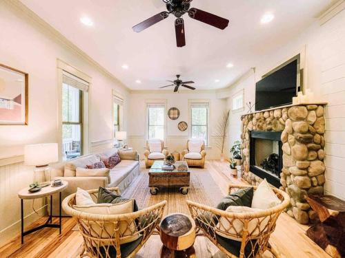 Televiisor ja/või meelelahutuskeskus majutusasutuses Sand Reef Cottage - Grayton Beach, Dune Lake Swimming, Bikes, Free Tram