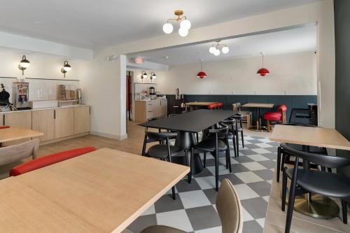 Nhà bếp/bếp nhỏ tại BOB Hotels Tallahassee - Boutique on Budget