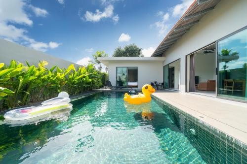 a swimming pool with a rubber duck in a house at 宽敞舒适 邦涛海滩Laguna附近 四卧室私人泳池别墅 V07 in Phuket Town