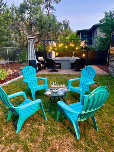 three chairs and a table in a yard at Sedona Red Rock Garden of Paradise Pets friendly and Hot tub in Sedona