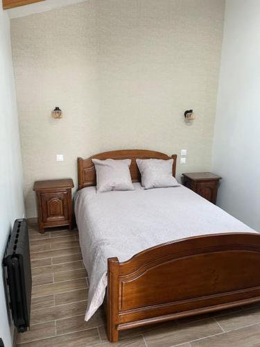 - une chambre avec un lit en bois, 2 tables de chevet dans l'établissement L'atelier gîte classé 3 étoiles, à Aigrefeuille-dʼAunis