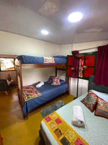 a bedroom with two bunk beds in a room at Hospedaje San Martin - Finca completa - 18 personas in Pavas