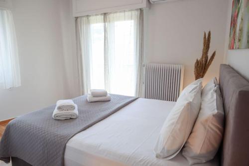 Letto o letti in una camera di Modern Top Floor Apt, 5min to Acropolis & Plaka