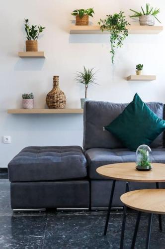 Area soggiorno di Modern Top Floor Apt, 5min to Acropolis & Plaka