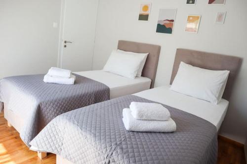 Letto o letti in una camera di Modern Top Floor Apt, 5min to Acropolis & Plaka