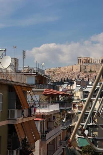 una vista dall'alto di una città con edifici di Modern Top Floor Apt, 5min to Acropolis & Plaka ad Atene