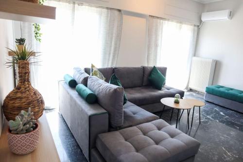 Area soggiorno di Modern Top Floor Apt, 5min to Acropolis & Plaka