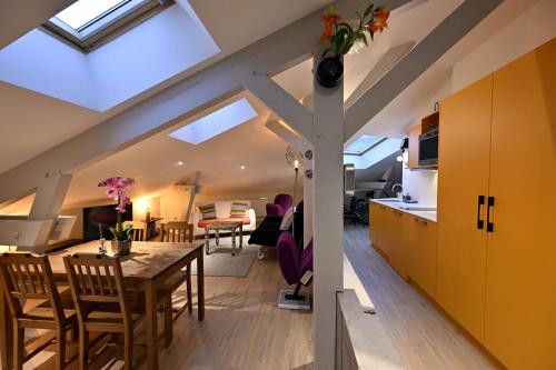 - une cuisine mansardée et une salle à manger avec des lucarnes dans l'établissement Studio 500, à Millery