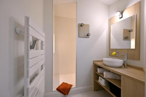 une salle de bain avec un lavabo et un miroir dans l'établissement Studio 500, à Millery