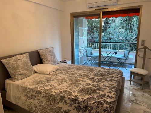 - une chambre avec un lit et une terrasse avec une table dans l'établissement Appartement T2 bord de mer, à Cannes