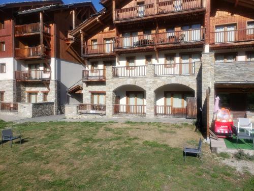 un condominio con un cortile antistante di Critérium 01 a Lanslebourg-Mont-Cenis