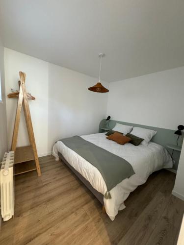 une chambre avec un lit et un parquet dans l'établissement Maison cosy et au calme, à Crosne