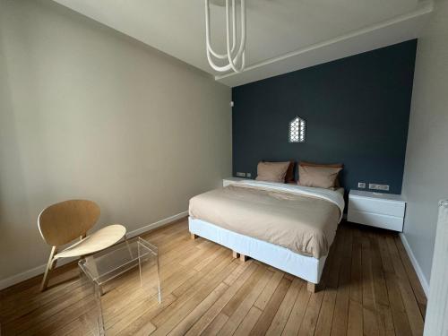 une chambre avec un lit et une chaise dedans dans l'établissement Studio confortable refait à neuf, à Saint-Ouen