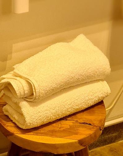 une pile de serviettes blanches assises sur une table dans l'établissement Gîte Le Petit Velours, à Lancié