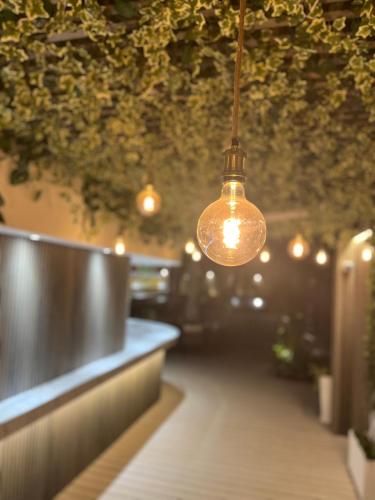 a light bulb hanging from the ceiling of a restaurant at Holiday Inn Rosario by IHG in Rosario