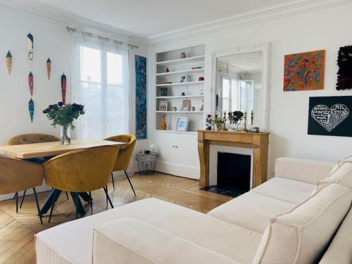 un salon avec un canapé et une table dans l'établissement Unique Stay in Paris, à Paris