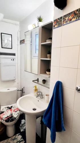 une petite salle de bain avec un lavabo et des toilettes dans l'établissement Unique Stay in Paris, à Paris