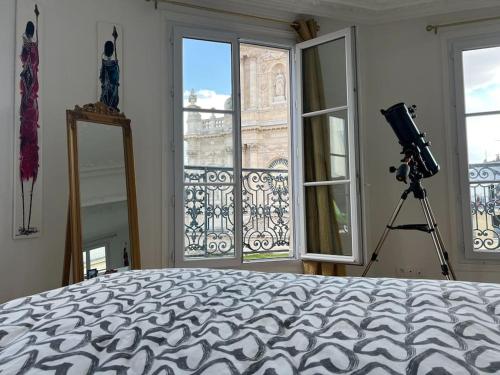 - une chambre avec un lit, un appareil photo et une fenêtre dans l'établissement Unique Stay in Paris, à Paris