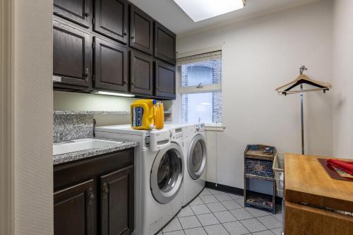 a kitchen with a washing machine and a sink at Lakeview East Apartment in Chicago