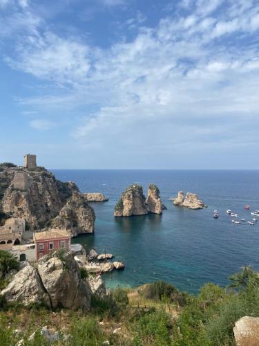 - une vue sur l'océan avec des rochers dans l'eau dans l'établissement Maqueda Suites, à Palerme