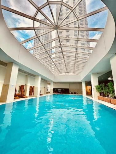 Басейн в Luxury Skyview Suite або поблизу