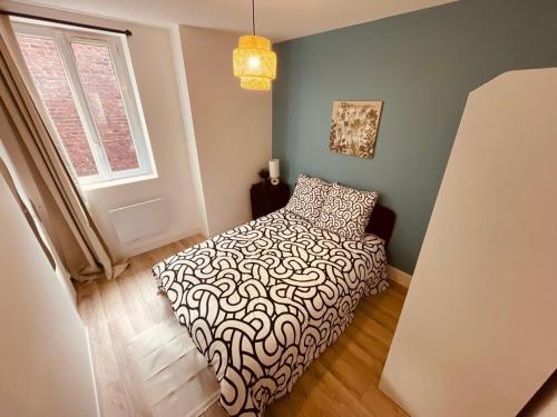 une chambre avec un lit avec un oreiller et une fenêtre dans l'établissement La pastel - 339, à Rouen