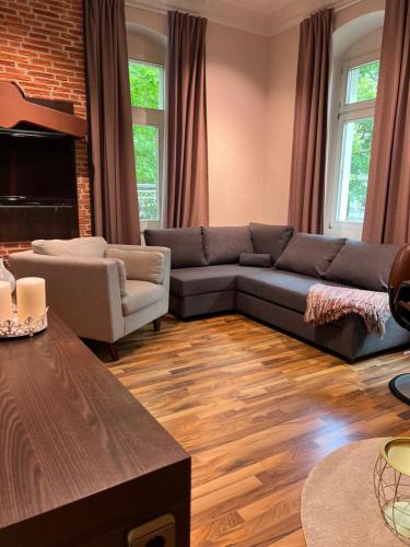 ein Wohnzimmer mit Sofa und Kamin in der Unterkunft Charmante Ferienwohnung in Dresden Striesen - Frau Pie Appartement in Dresden