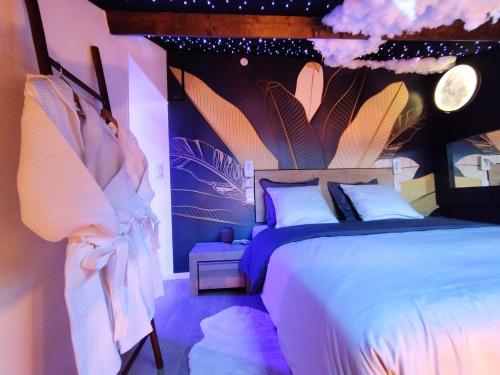 - une chambre avec un lit et un mur en plumes dans l'établissement Bulles et belle étoile SPA proche de Caen, à Sainte-Croix-Grand-Tonne