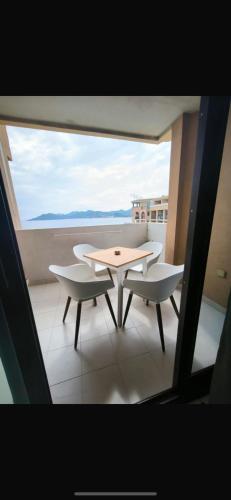 une table et deux chaises sur un balcon dans l'établissement Appartement 4 personnes sea view pool, à Cannes