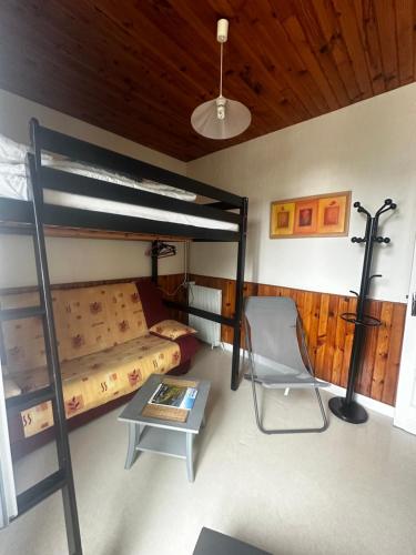 a room with a bunk bed and a table at Appartement à la montagne in Mont-Dore