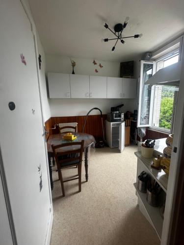 une cuisine avec une table et une salle à manger dans l'établissement Appartement à la montagne, à Mont-Dore